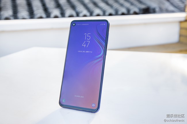 黑瞳全视屏+极致手感，三星Galaxy A8s真机上手体验