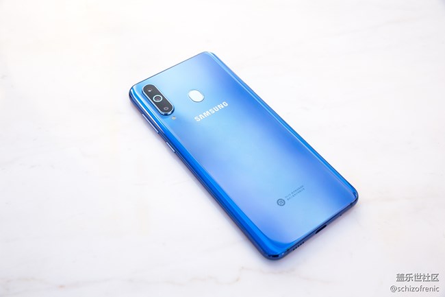 黑瞳全视屏+极致手感，三星Galaxy A8s真机上手体验