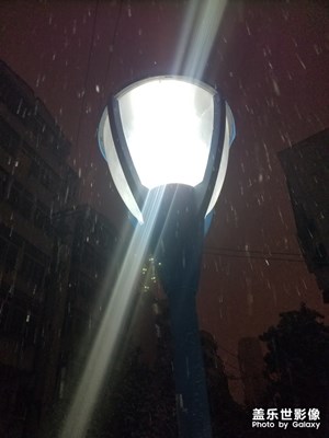 落雪中的路灯