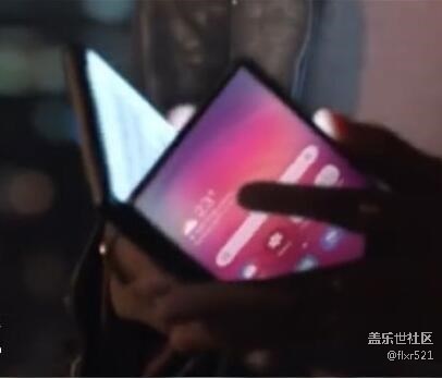 三星Galaxy F折叠屏手机渲染图：像两台Note9？？
