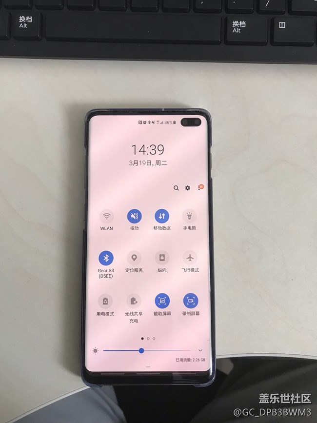 感觉S10+的屏幕有点泛红