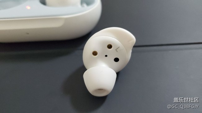 港版512赠送Buds入耳及与airpods 简单对比 港版512赠送Buds入耳及与airpods 简单对比