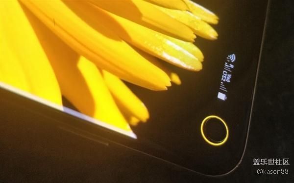 三星S10的前摄开孔被改造为彩色电量指示环