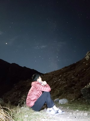 月圆前夜下的星空