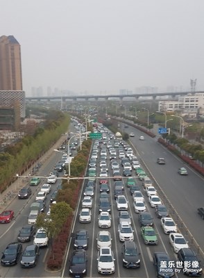等红灯的车流