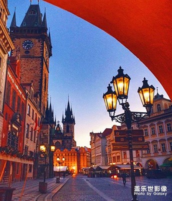 布拉格黄昏的广场