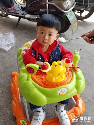 宝贝吃饭了，一幅不想吃的样子