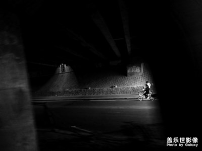 桥下行人