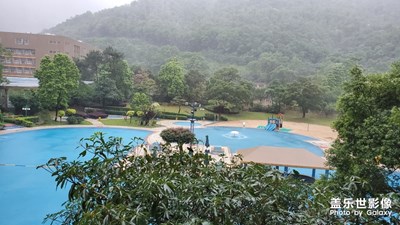 白天，下雨。