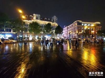 夜晚，雨下的江汉路