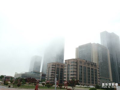青岛雾天..楼被雾遮住了