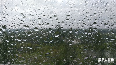 单位窗边的雨滴，滴滴落落在窗上。