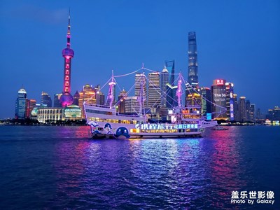 入夜后上海真是美极了，你就是船中最靓的那个仔
