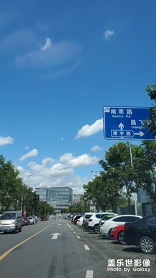 台风过后，只有海边的城市，天空才会如此的蓝。