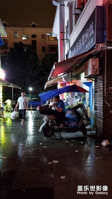 下雨的夜晚，每个人都很饿。