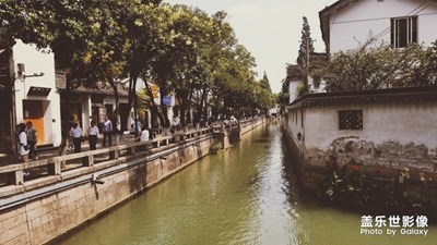 我支着竹娟伞 你闲摆花团扇