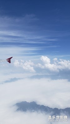 飞机和山