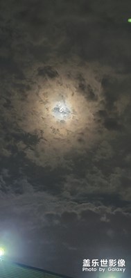 今晚的月亮不开心