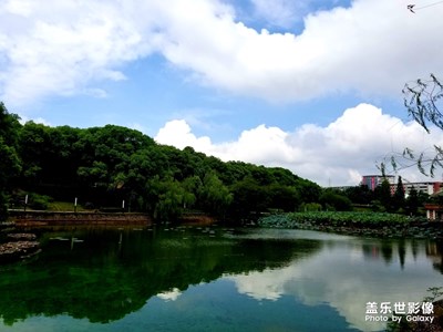 学校的湖还不错