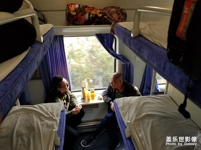 上铺火车硬卧