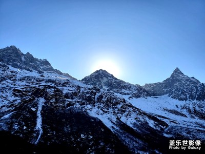 鲛鮹蓝色染初匀，风皱粼粼渺水云