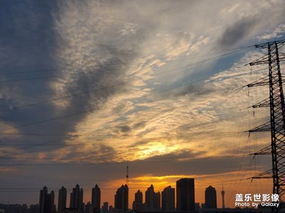 就在退伍的那一天，忘着窗外的落日。