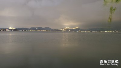 阴雨天的西湖一景