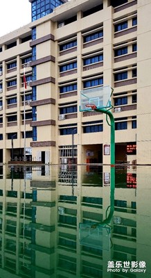 雨中校园