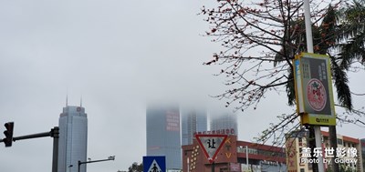 烟雨濛濛的三座高楼