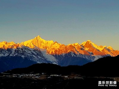 梅里雪山的日照金山