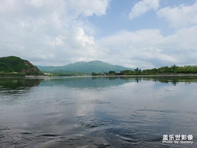 松花江，江水清，夜来雨过春涛生。