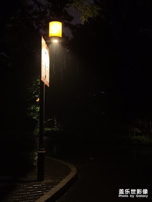 大雨中的夜
