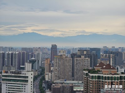 市中心看雪山