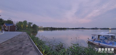 湖边晚景
