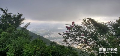 莲花山的乌云下