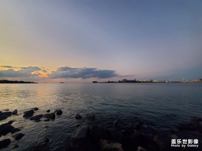 夜色越来越浓了，太晚快落，好像一下子全部掉进神秘的宇宙中