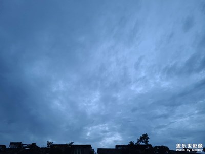 今晚成都晚上雨后的天空