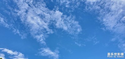 夏日蓝蓝的天空  白白的云朵