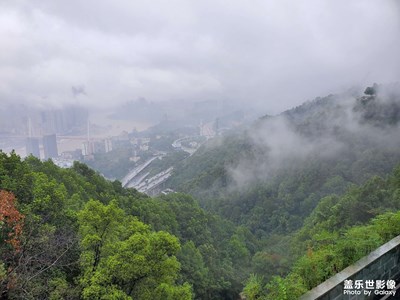 漫步在雨中的重庆南山，雨水的香气混杂着桂花香让人很安逸