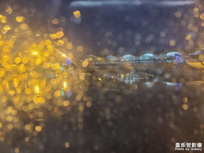 重庆江北机场夜雨