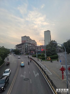 过街天桥上
