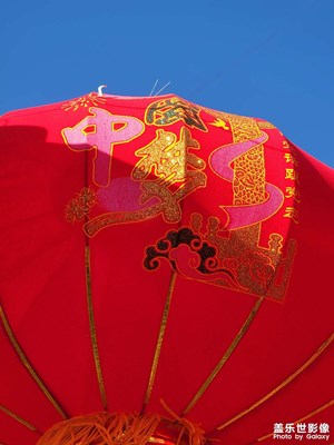 喜气中国红。