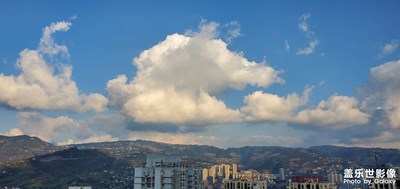 天空是蔚蓝色