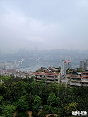 鹅岭公园之顶看山城重庆城市风光