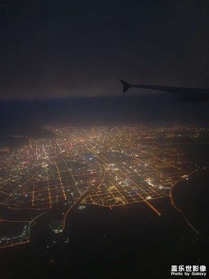 俯瞰夜幕下的城市