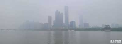 隔江眺望