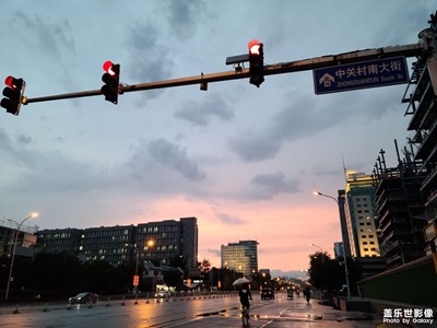 雨后街景，梦幻的天空