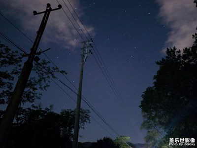 在山里仰望星空