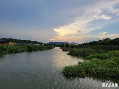 炎炎夏日，难得的蓝天白云。