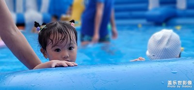 游泳的孩子